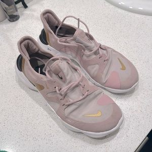 Women’s pink Nike free runner shoes